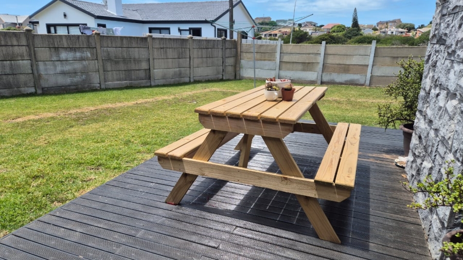 To Let 3 Bedroom Property for Rent in Aston Bay Eastern Cape